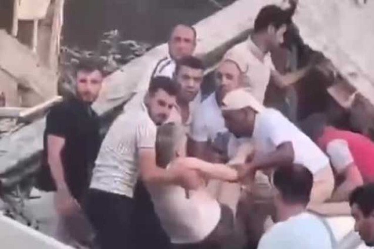 İnsanlar dağıntılar altından belə çıxarılır - VİDEO 