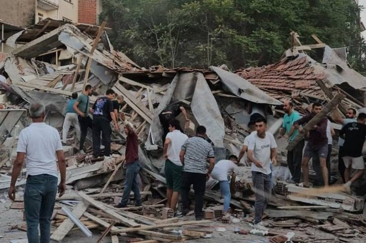 Türkiyədə zəlzələ anı - ŞOK GÖRÜNTÜLƏR 