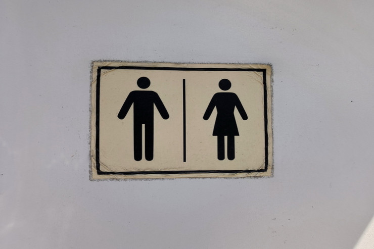 Tualet fırçasına kamera qoyub qadınları izlədi 