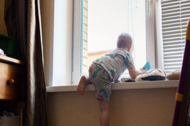 Uşaq beşinci mərtəbədən yıxılıb öldü 