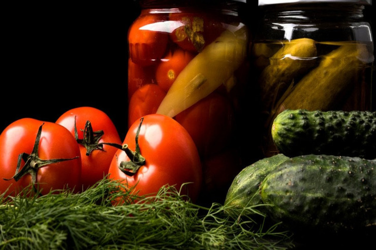 Duzlama zamanı xiyar və pomidora hansı göyərtini əlavə etmək lazımdır? - Nə şüyüd, nə də cəfəridir 