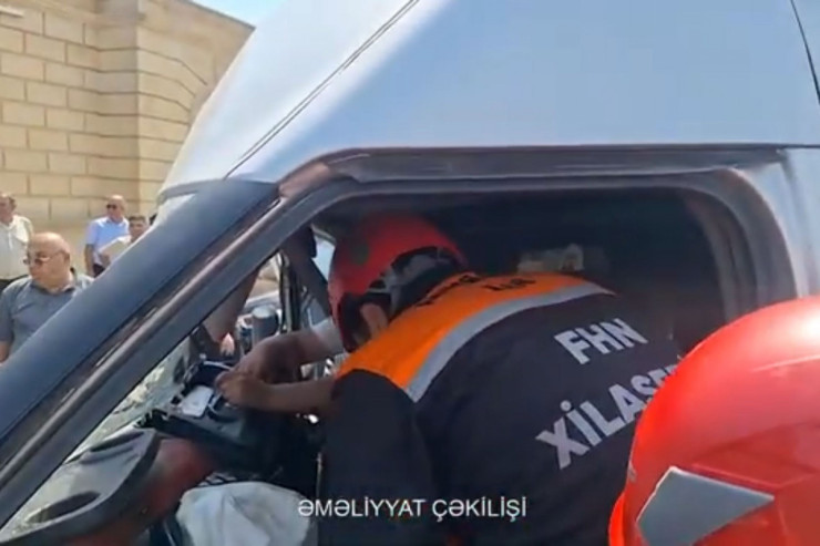 Bakıda qəzada maşın əzildi,  sərnişin güclə çıxarıldı - VİDEO 