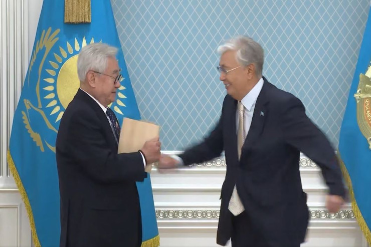 Qazaxıstan prezidentinə qara kəmər verildi,  taxta lövhəni sındırdı - VİDEO 