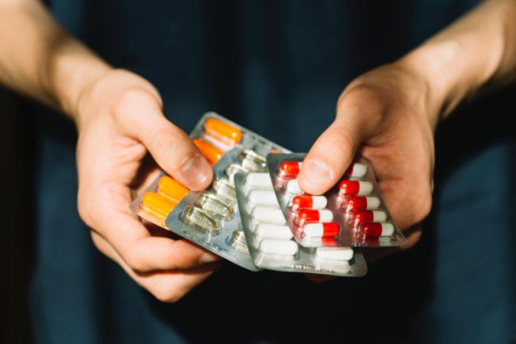 Hər evdə olan bu dərmanlar mədəyə, ürəyə və qaraciyərə zərər verir 