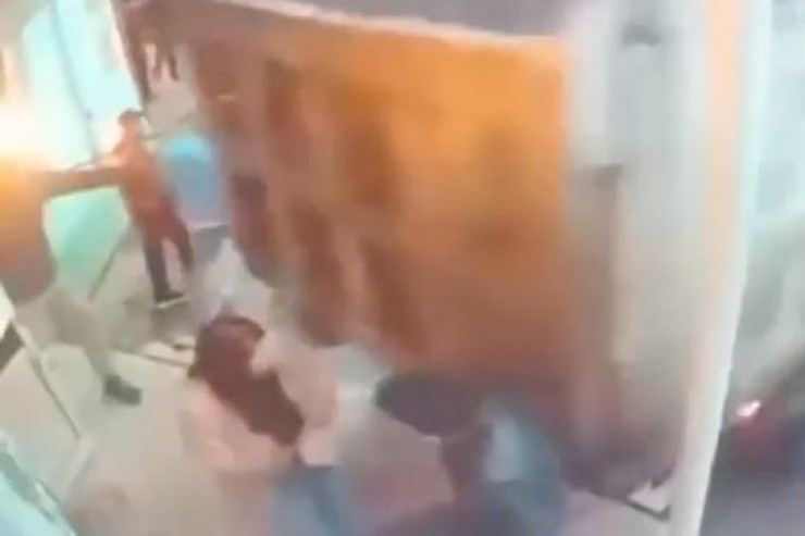 Azərbaycanlı sürücü yük maşınını insanların üstünə  sürdü - VİDEO 