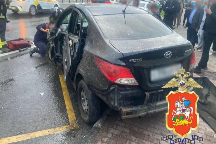 Azərbaycanlı gənc dayanacaqda maşınla insanları əzdi 