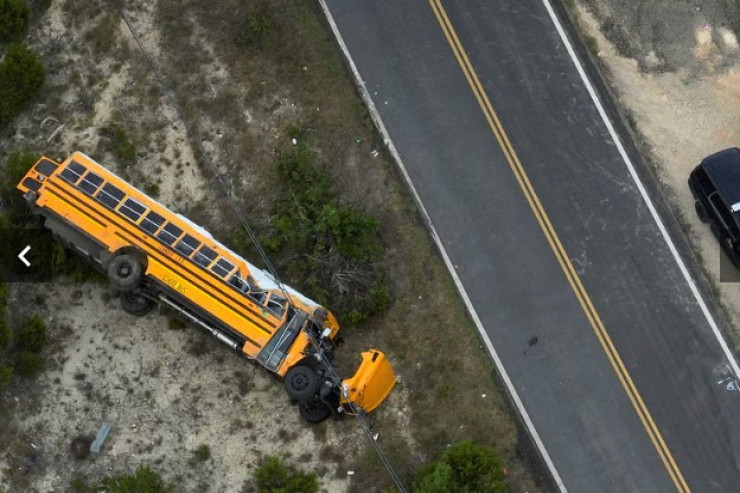 Məktəbliləri daşıyan avtobus aşdı 