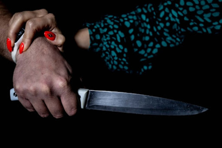 Salyanda kişi keçmiş arvadını bıçaqladı, betonla başını əzdi 