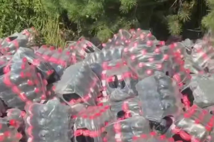 Azərbaycanda istehsal olunan yüzlərlə "Coca-Cola"  küçəyə atıldı