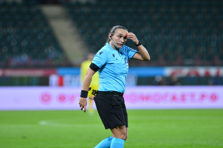 Qadın hakimə toxunan   iranlı futbolçu meydandan qovuldu 