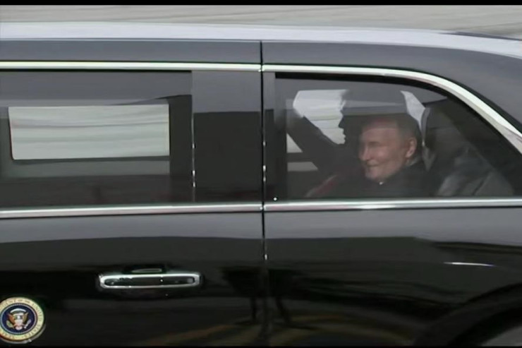 Tramp və Putin danışıqların aparılacağı məkana eyni avtomobildə yollandı 
