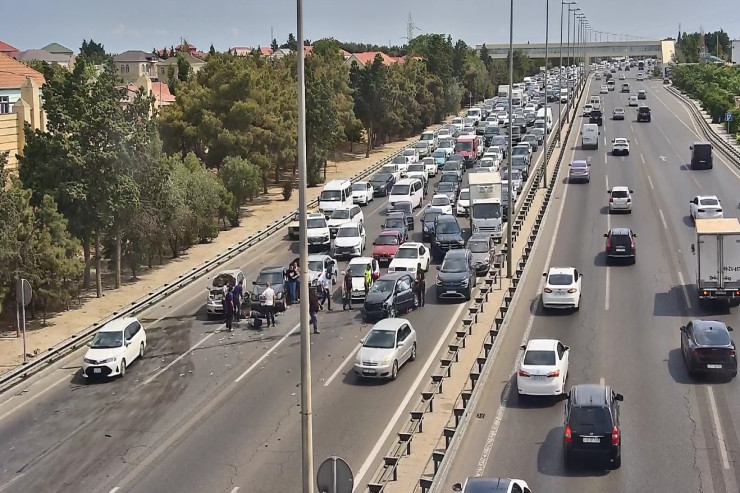 Aeroport yolunda QƏZA:  tıxac yarandı
