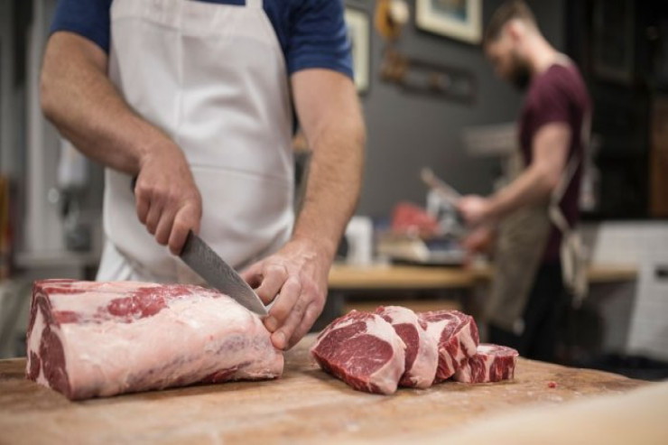 Bakıda ət doğrayan qəssab bıçağı qarnına soxdu 
