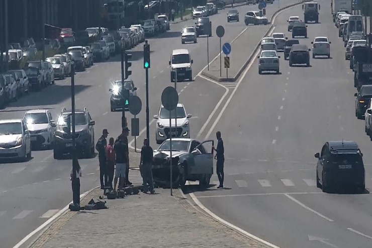 Bakıda qəza zamanı işıqfor qırıldı 