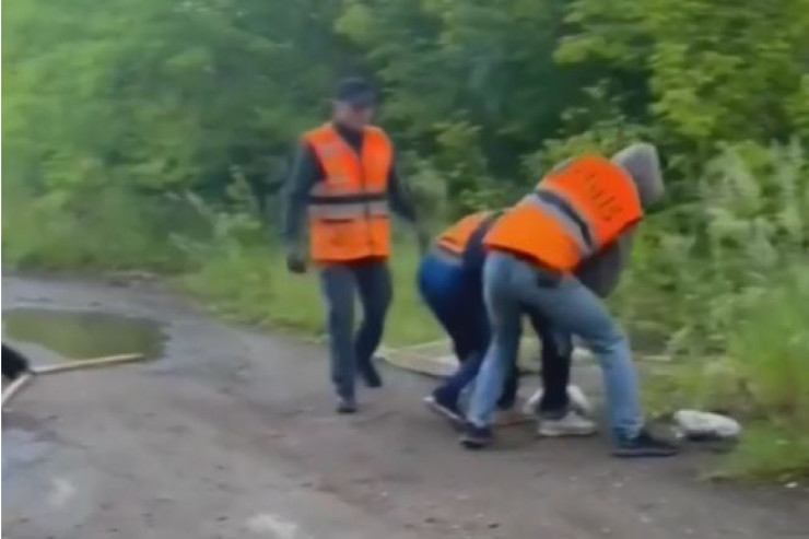 Təhlükəsizlik əməkdaşları terrorçunu saxlamaq üçün süpürgəçi paltarı  geyindilər - VİDEO 