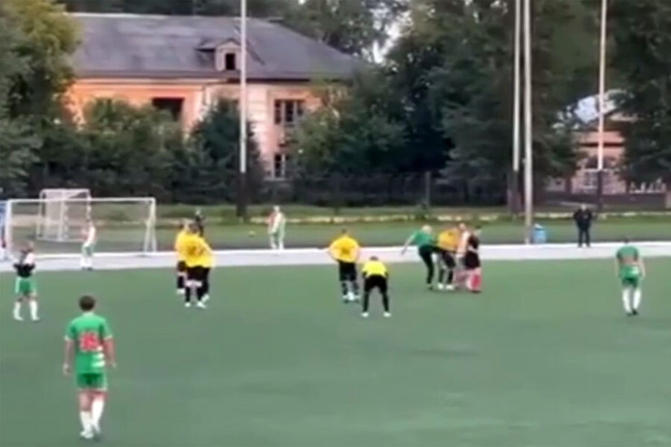 Futbol klubu baş məşqçinin bu hərəkətinə görə fəaliyyətini dayandırdı 