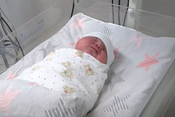 Yeni doğduğu körpəsini satdı 