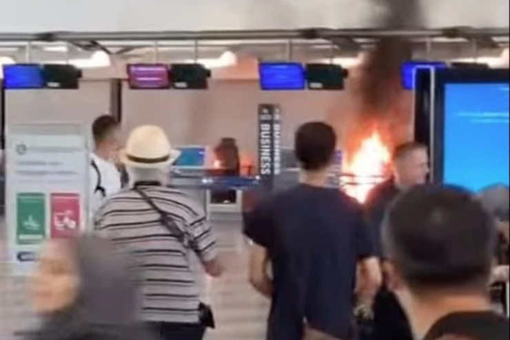 İtaliyada aeroportda qeydiyyat masası yandırıldı -VİDEO 