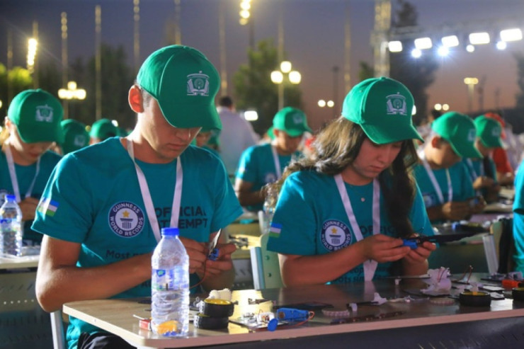 Özbəkistan Ginnesin Rekordlar  Kitabında: Bir gündə 1900-dən çox  robot