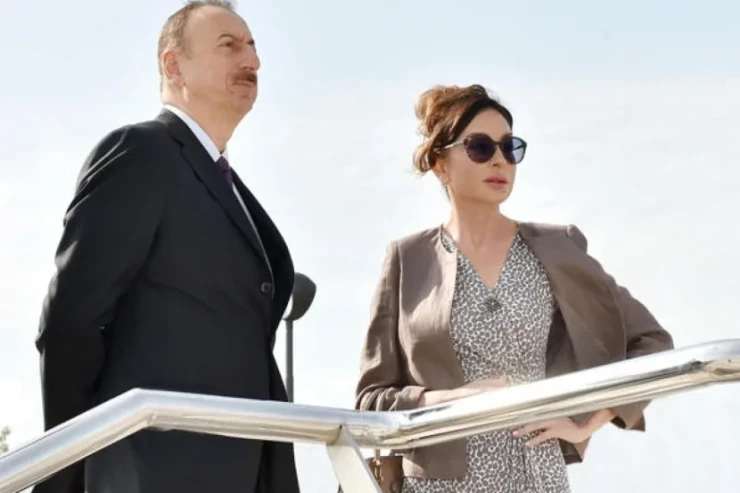 Prezident Kəlbəcərdə  sakinlərlə görüşdü: Açarlar  təqdim edildi