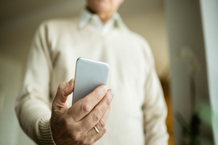 Süni intellektlə sevgili oldu, arvadını boşamaq istədi 