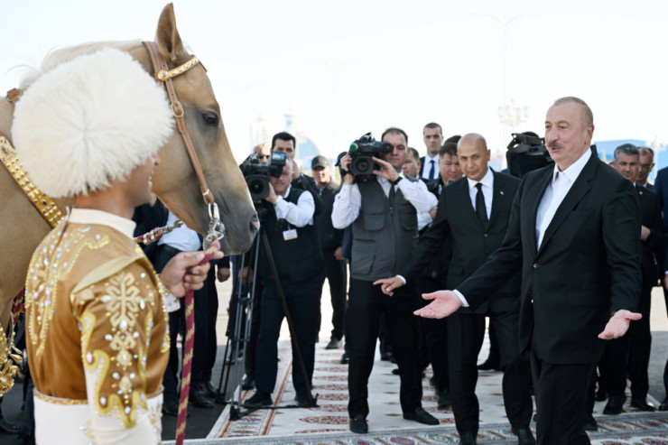 Prezidentə at hədiyyə olundu