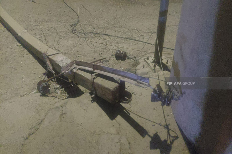 Gəncədə işıq dirəyi aşdı, yeniyetməni "tok" vurdu 