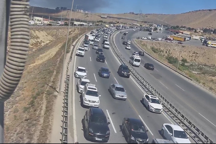 Yanğına baxan sürücülər tıxac yaradır-FOTO 