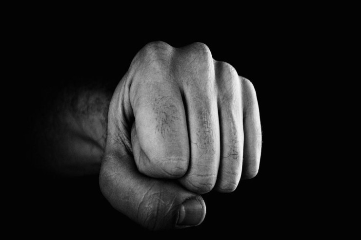 Böyük qardaşını döyə-döyə öldürdü 