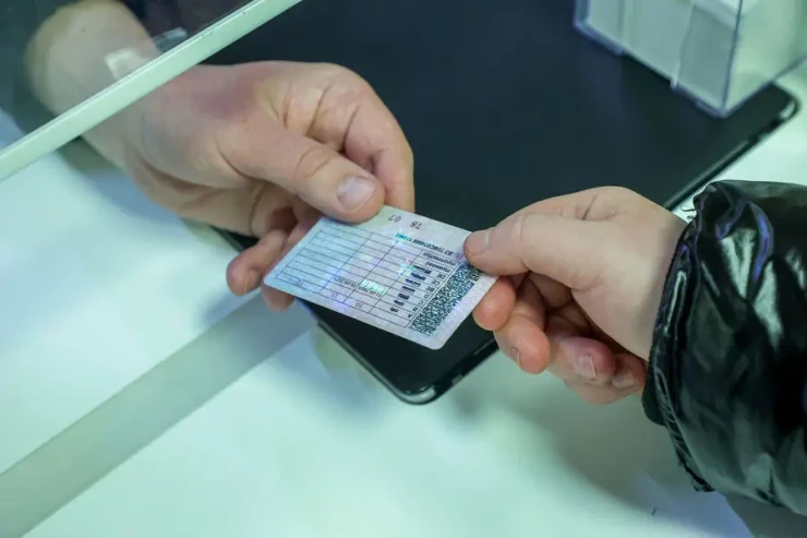 Deputatın azərbaycanlı köməkçisinin "prava"sı əlindən alındı 