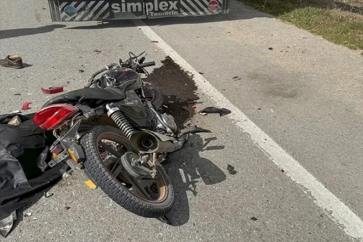 Bakıda maşın motosikletlə toqquşdu: ölən var 