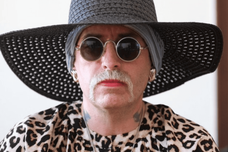 Cinayətkar qadın həbsxanasına girmək üçün cinsini dəyişdi 