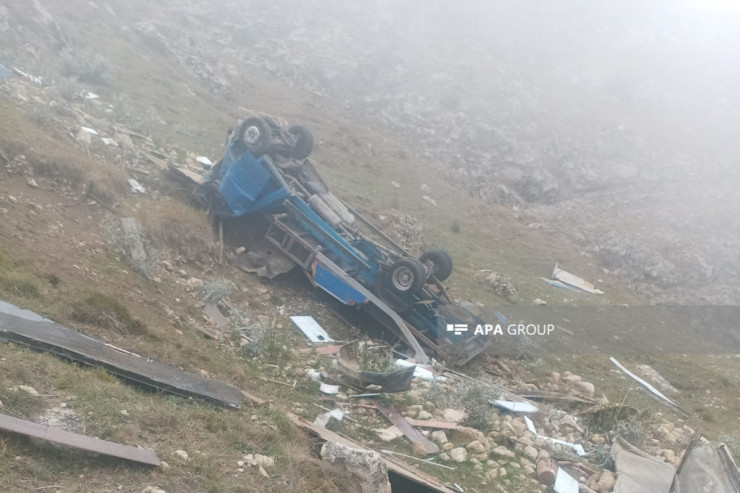 Qubaya film çəkməyə  gedənlərin maşını dərəyə aşdı: ölən və yaralanan var  -YENİLƏNİB 