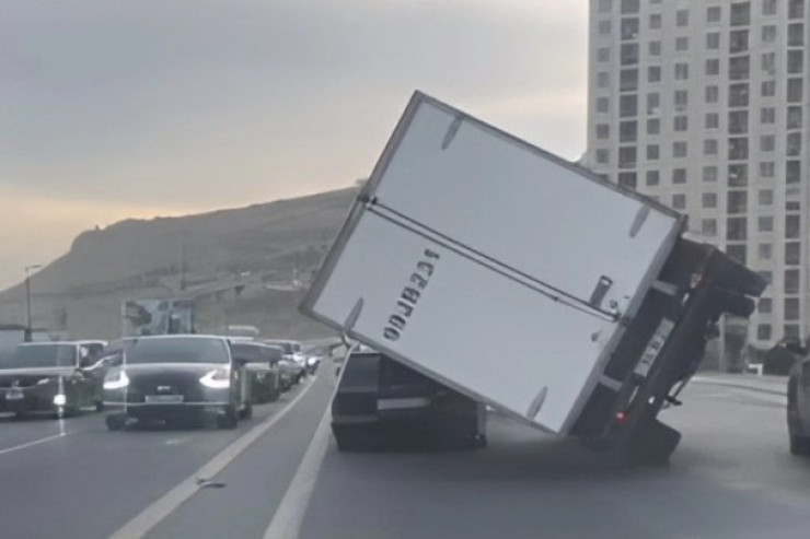 Bakıda külək maşını belə aşırdı - POLİSDƏN MÜRACİƏT 