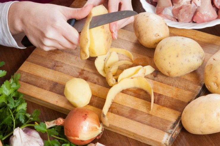 Soyulanda qaralan kartofu yemək olar? 