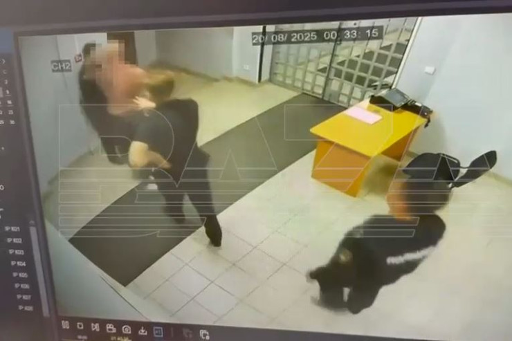 Yarıçılpaq kişi şöbəyə girib polisləri döydü  - VİDEO 