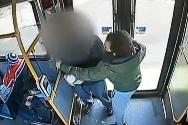 İslamı qəbul etdirmək üçün bıçaqla   insanlara hücum etdi - ŞOK VİDEO 