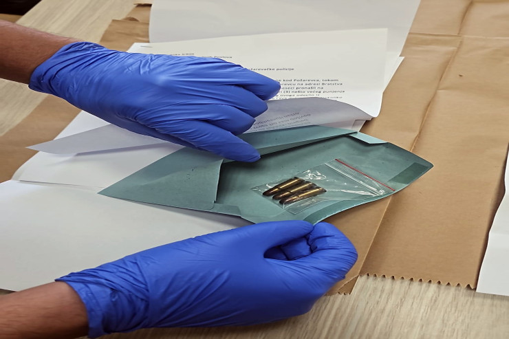 Daxili İşlər nazirinə içinə güllələr qoyulmuş məktub  göndərildi