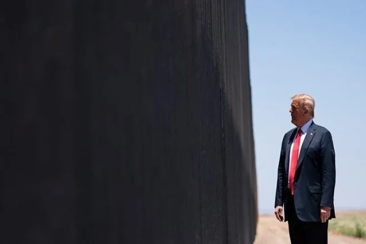 Trampdan qəribə göstəriş - Meksika divarı qara rəngə boyanır 