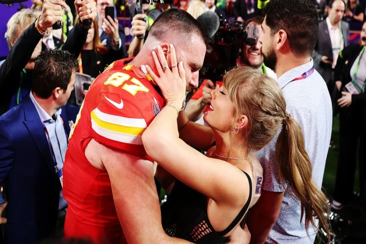 Ən məşhur müğənni "kasıb oğlan"la evlənir:  hətta pişiyindən də  yoxsuldur