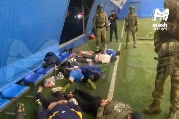 20 yaxın futbolçu meydançada həbs olundu - VİDEO 