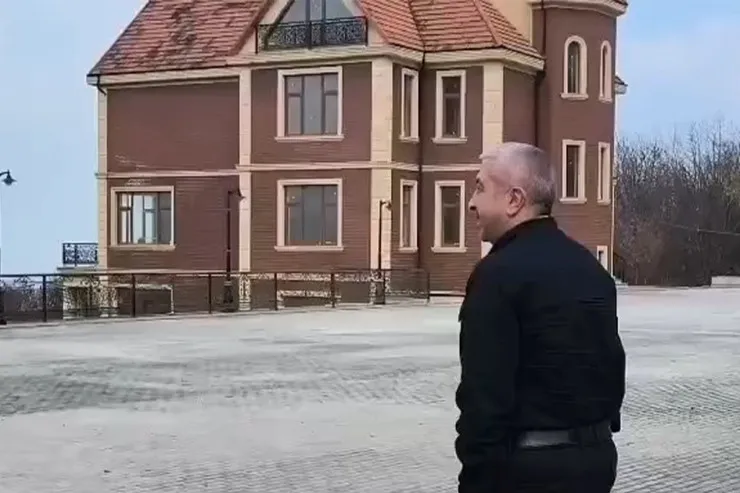 Keçmiş deputat makler kimi  Ramiz Mehdiyevin villasına girdi - VİDEO 