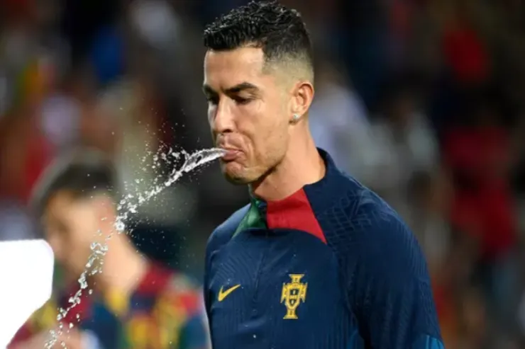 Ronaldonun su içmədiyini,  onu ağzına alıb atdığını  heç görmüsünüz? Bunun elmi izahı  