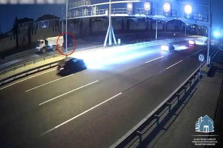 Bakıda minik maşını "KamAZ"la toqquşdu, ölən var - HADİSƏ ANI 