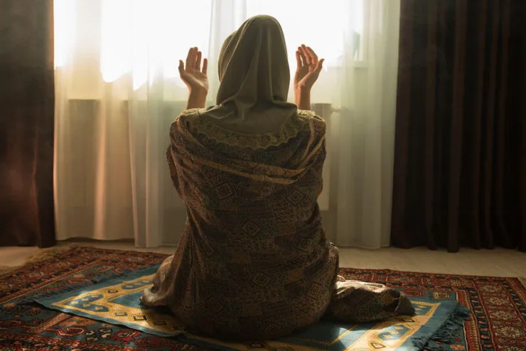 Xırdalanda kişi namaza görə  arvadını döyüb dişlərini sındırdı 