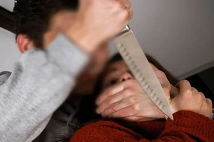 Bakının mərkəzində mağazada kişi arvadını bıçaqladı 