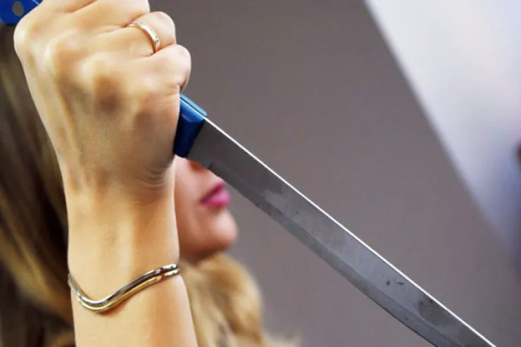 Qız rəfiqəsi ilə birgə anasını öldürdü 