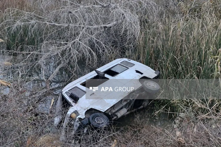 Şəmkirdə fəhlə daşıyan  mikroavtobus su kanalına aşdı: 12 yaralı var - YENİLƏNİB 