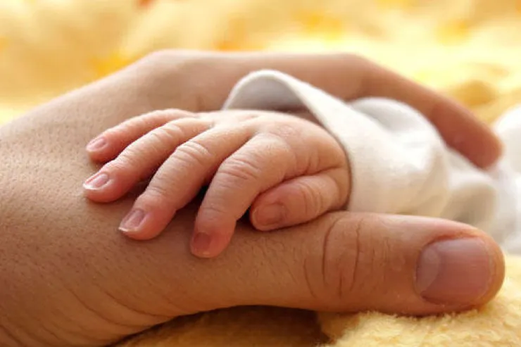 Ana körpəsini aclıqdan öldürdü 