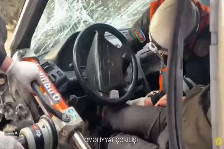 Bakıda AĞIR QƏZA:  sürücü güclə çıxarıldı - VİDEO 